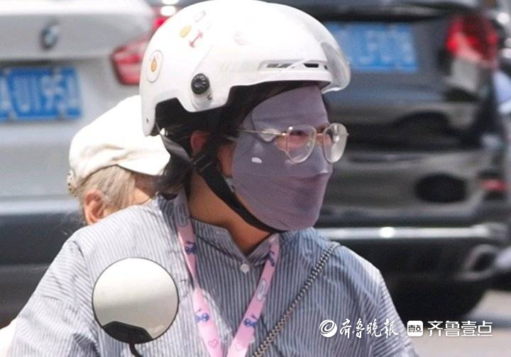 济南气温突破34℃进入盛夏，街头行人全副防暑抵御热浪