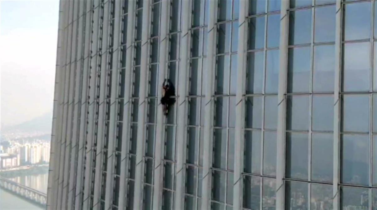 “英国蜘蛛侠”徒手偷攀韩国第一高楼被抓，5年前“法国蜘蛛侠”也曾在此被抓