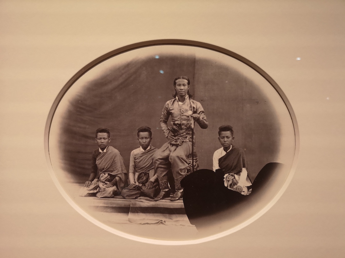 男生头像黑白侧脸伤感(视觉的帝国：殖民地时代的东南亚摄影与记忆)