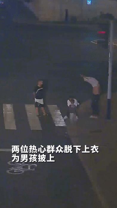 深夜，这3个“衣衫不整”的男人，很帅！