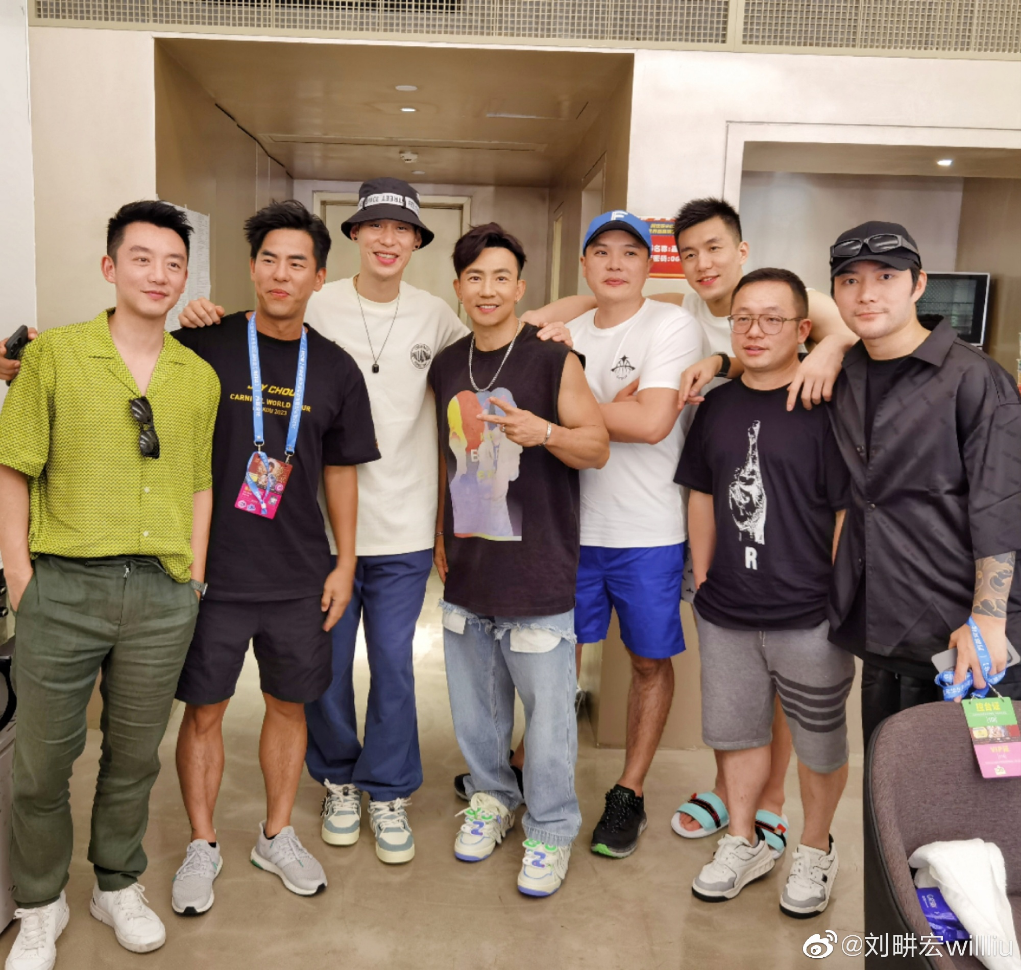 梦幻联动!刘畊宏晒与郭艾伦李现林书豪郑恺合照