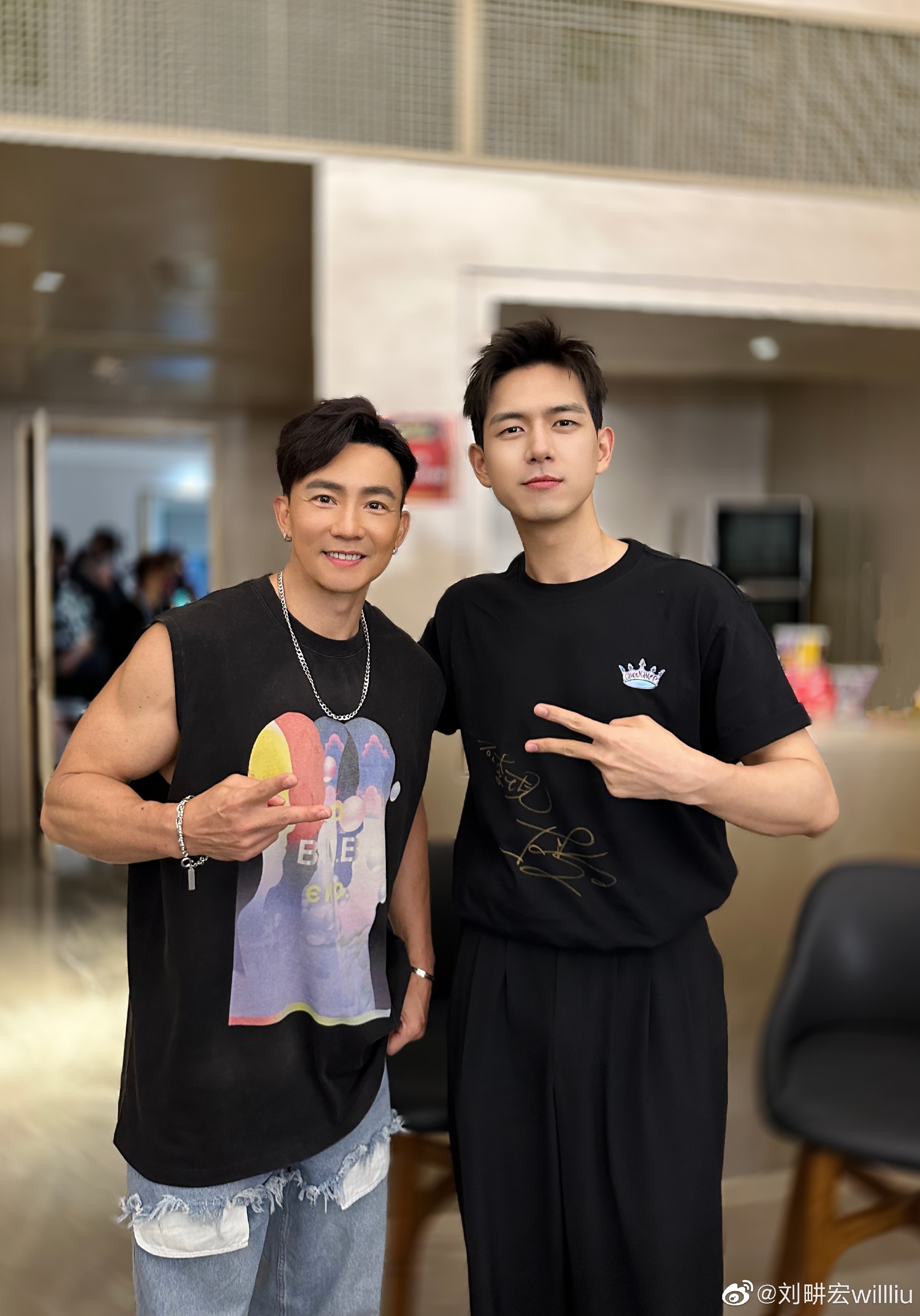 梦幻联动!刘畊宏晒与郭艾伦李现林书豪郑恺合照