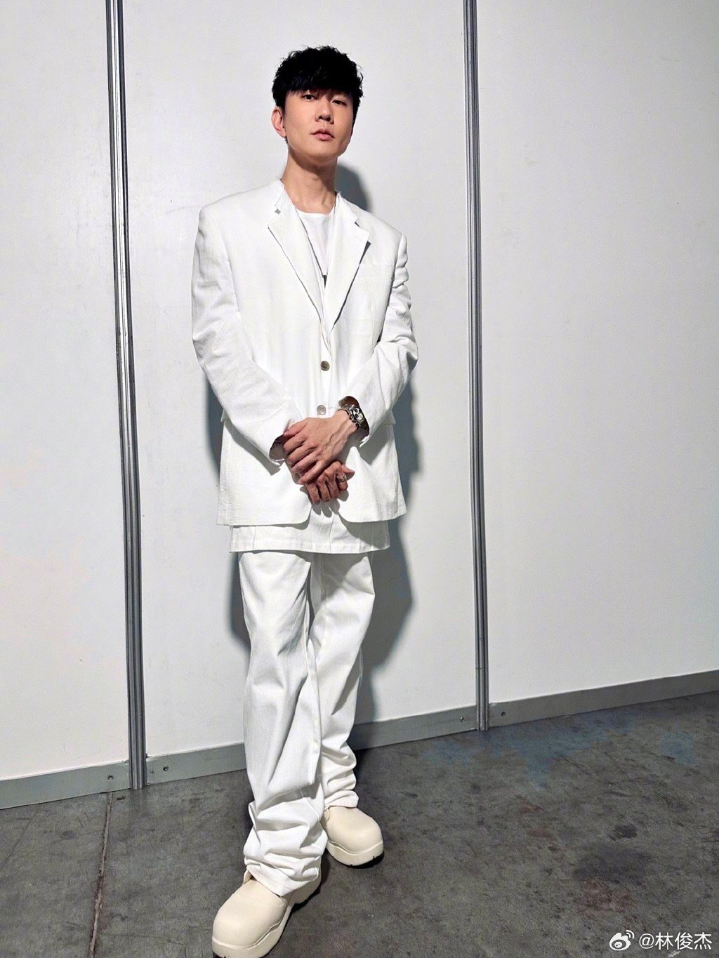 看起来真的不会变老啊!林俊杰晒与老友何炅合照