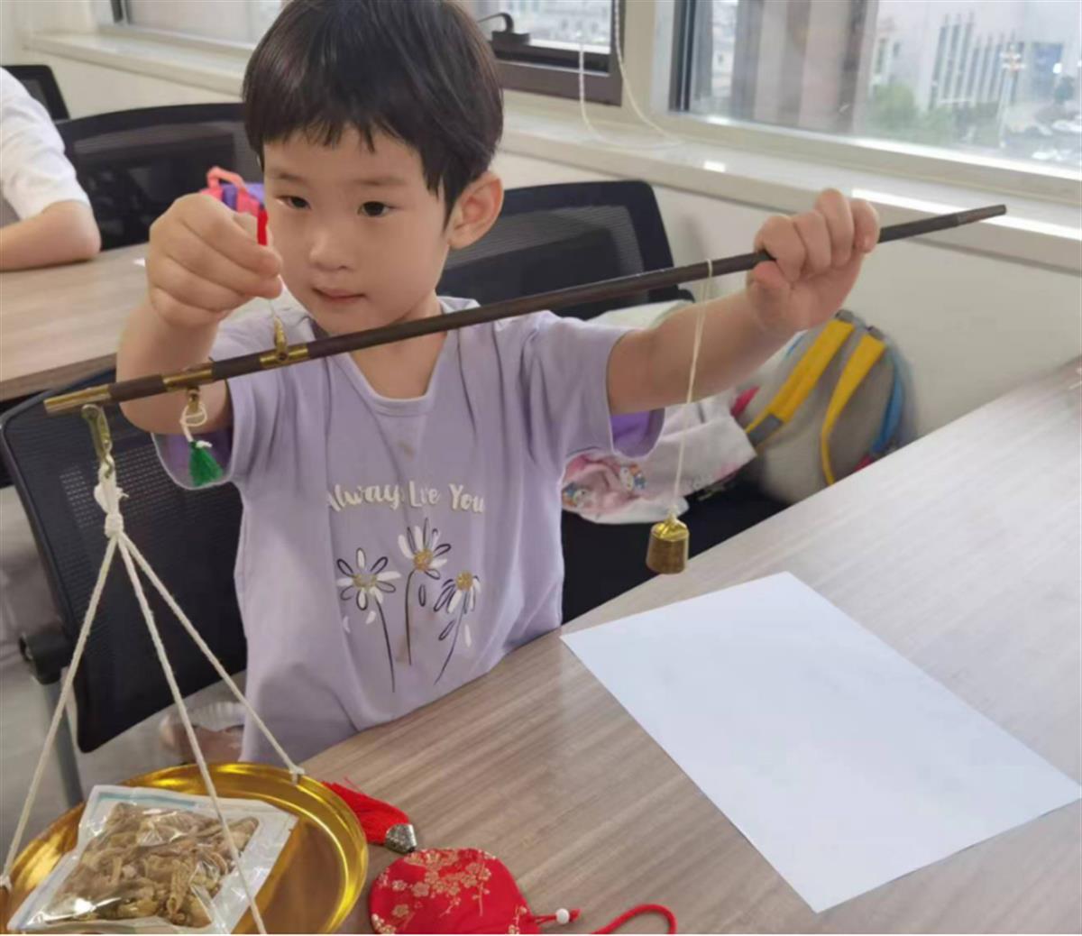 认药材、做香包……孩子们走进医院,探秘中医药文化