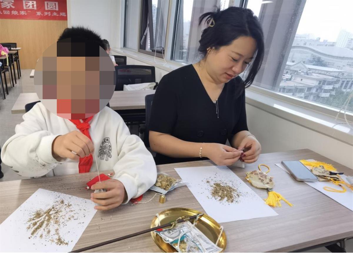 认药材、做香包……孩子们走进医院,探秘中医药文化
