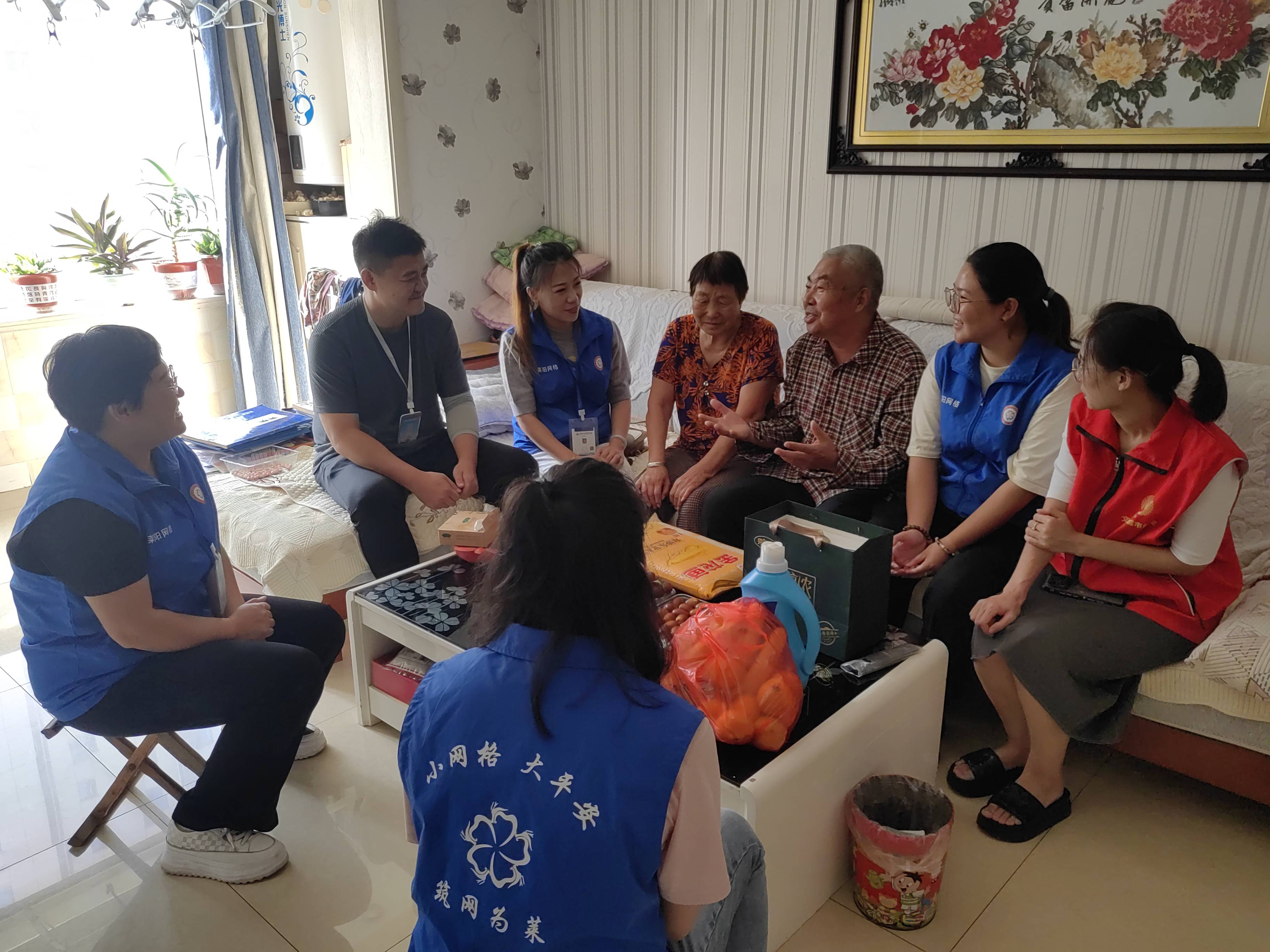 莱阳贤友社区联合爱心企业走访慰问老人和残疾人家庭