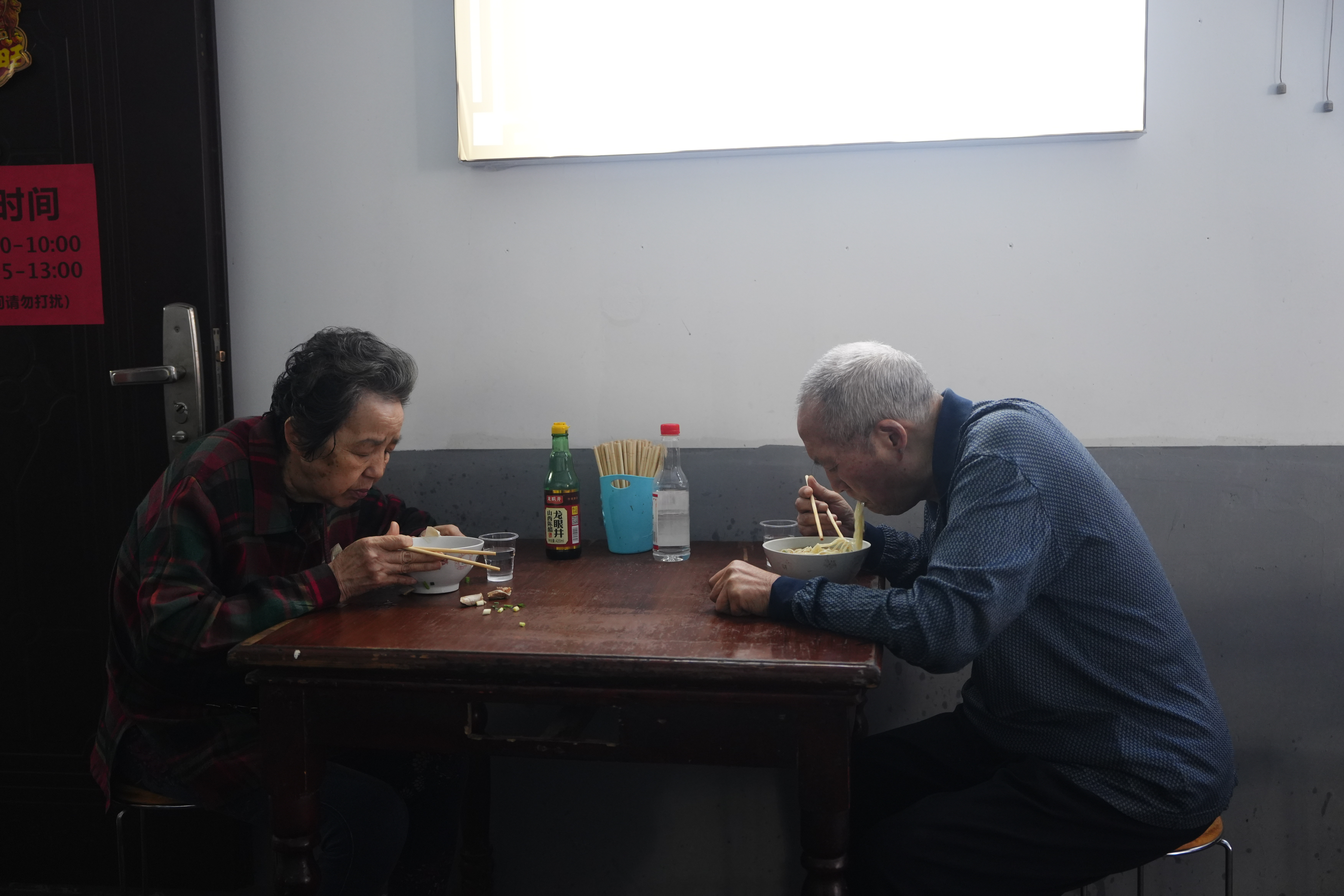 邵阳奶奶6元自助餐馆的30年时光：老主顾一声“照旧”，她就懂了