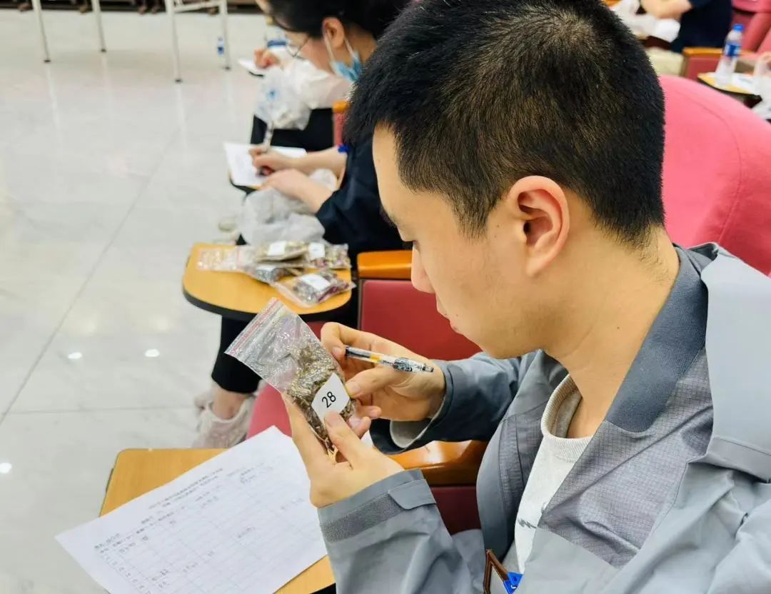 职业技能**武!中药师现场“秀”功底