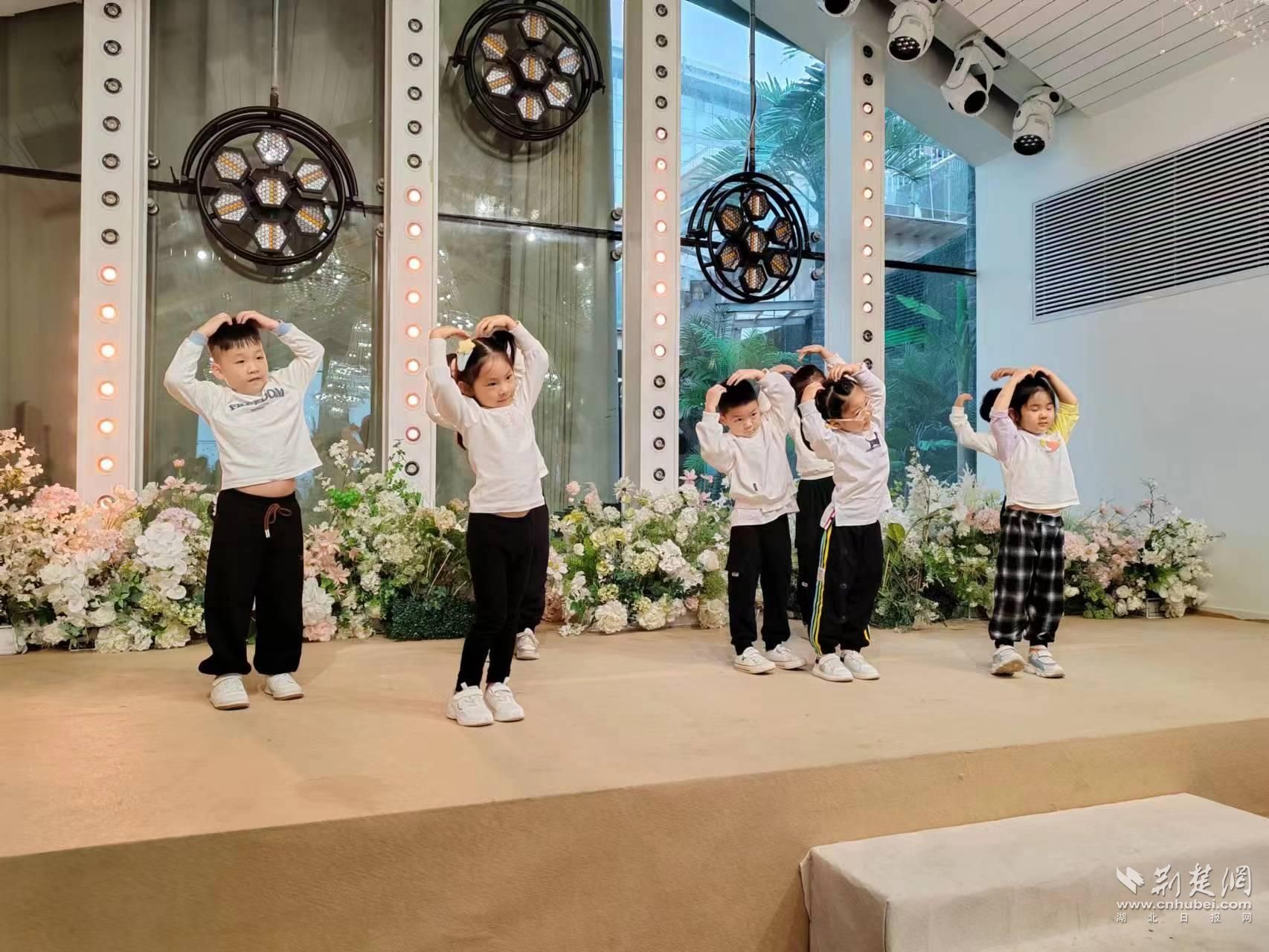 大兴路幼儿园“吉祥娃娃”爱心敬老