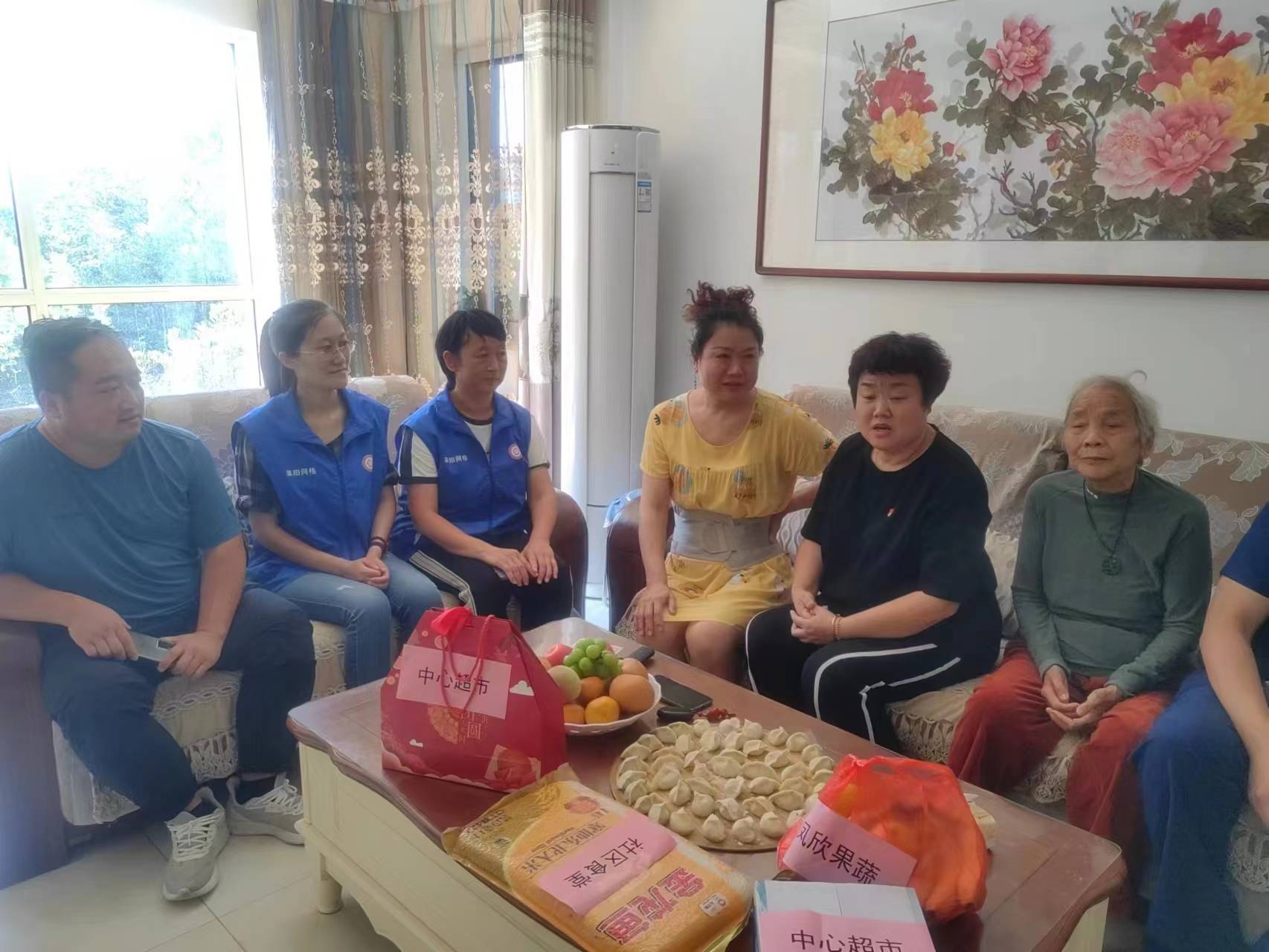 莱阳贤友社区联合爱心企业走访慰问老人和残疾人家庭