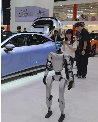 人形机器人成2025上海车展“新宠儿”！小鹏、比亚迪等车企都布局了