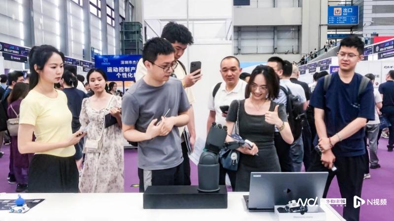 中国机器人“顶流”齐聚深圳，开启多场景应用落地时代