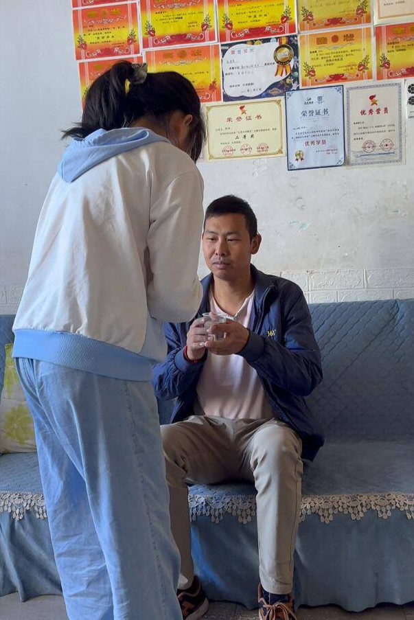 听障女孩张婧萱:3年苦练学会说话 想当医生给爸爸治病