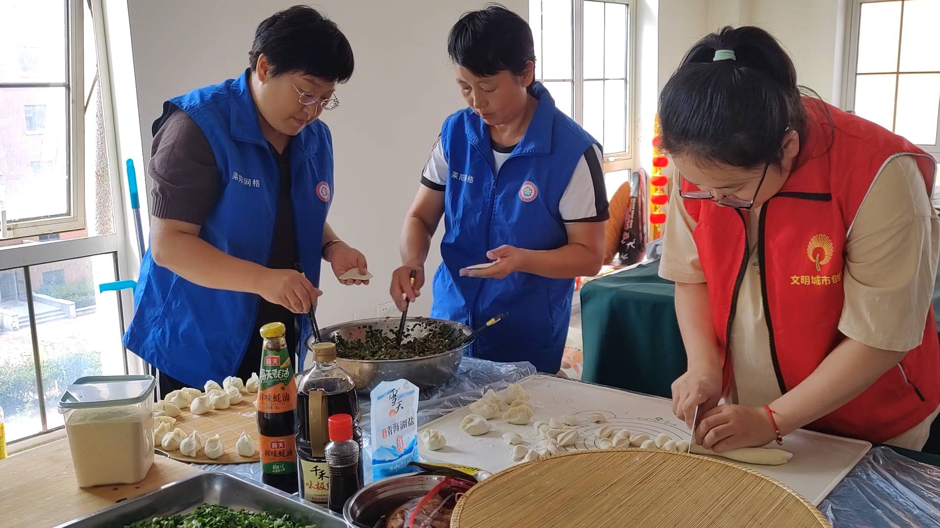 莱阳贤友社区联合爱心企业走访慰问老人和残疾人家庭