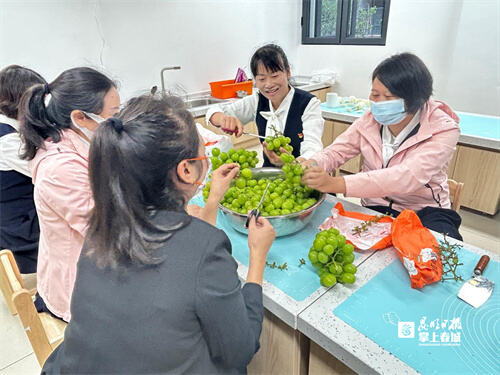 西山区前卫幼儿园开展迎“双节”系列活动