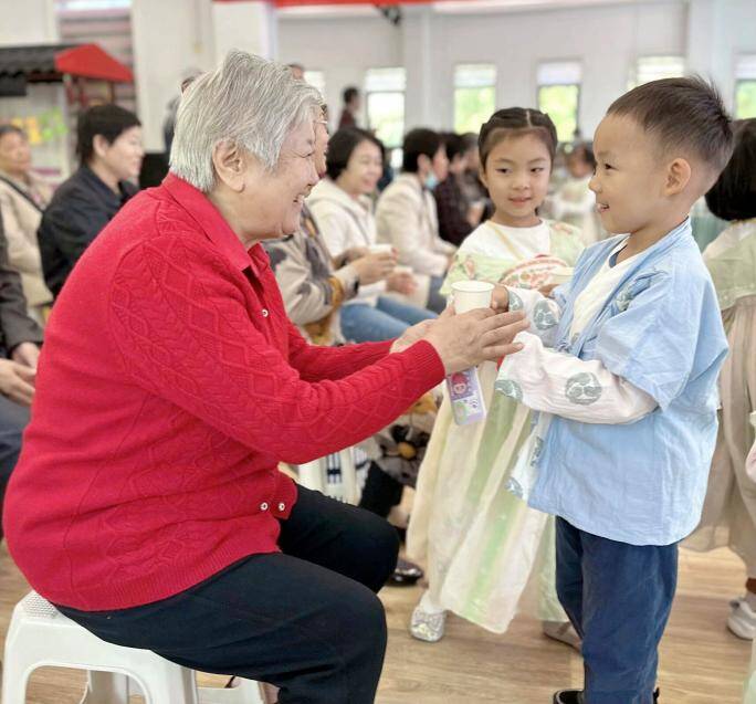 太治愈!“老小孩”走进幼儿园 与萌娃共度重阳