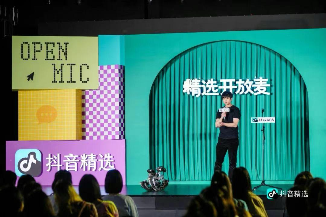 在平凡中勇敢造梦，火遍全网的“硬核老爸”有颗柔软的心