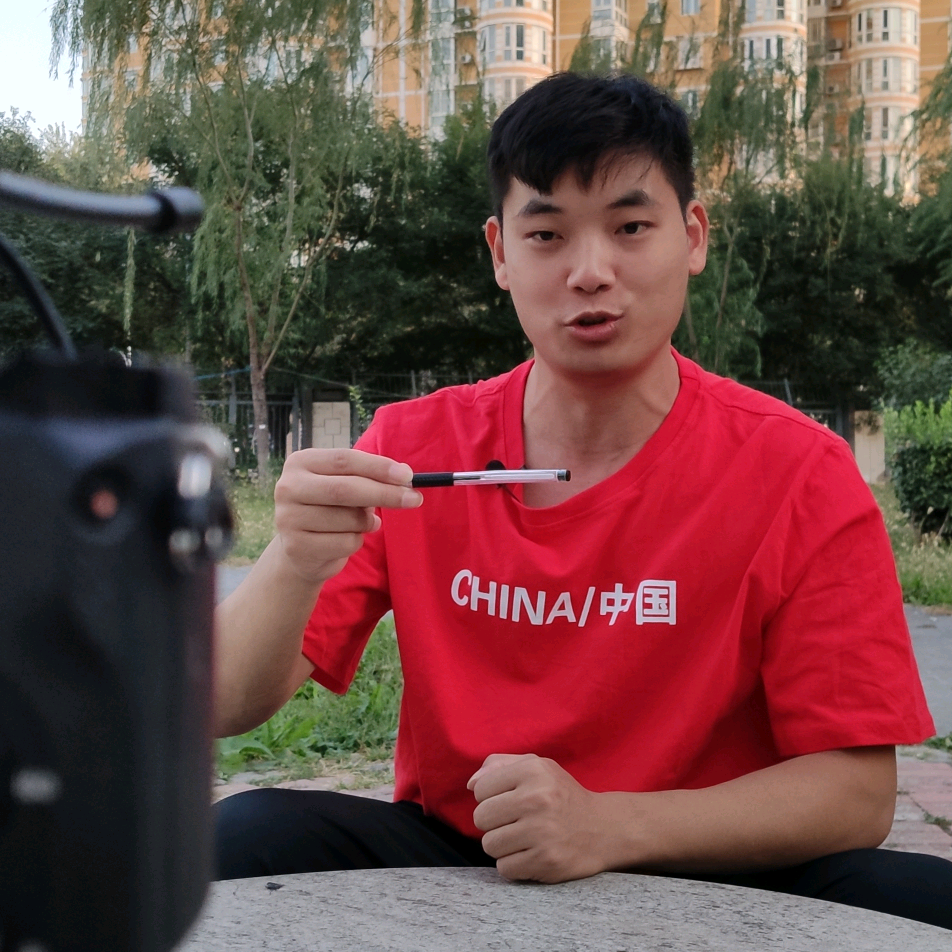 小魔术师何镖