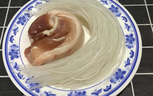 白萝卜炒粉条的做法，青萝卜炒粉条的做法（冬天要多吃萝卜）