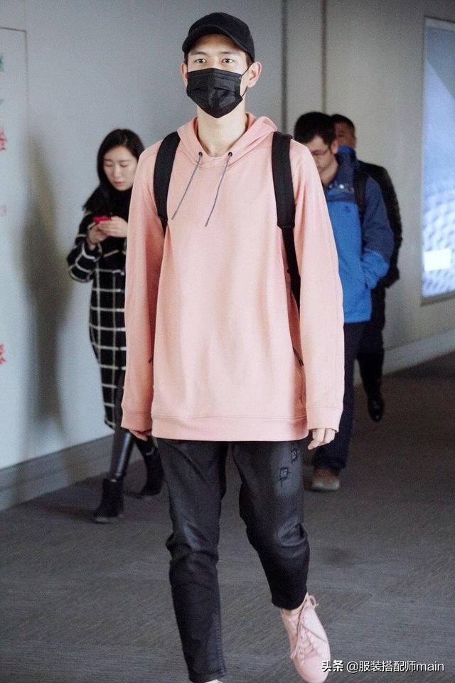 男士卫衣怎么搭配，男士卫衣怎么搭配裤子（男生穿衣别总是黑白灰）