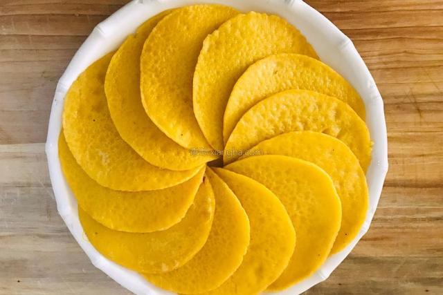 玉米面饼子怎么做，玉米面饼子怎么做的又松又软（连孩子都喜欢吃的玉米面饼子）