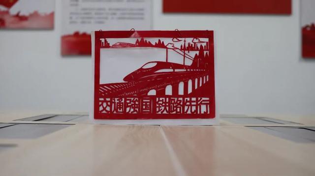 司机怎么画简笔画最帅，动车组副司机学员用红纸剪出自己的“战马”