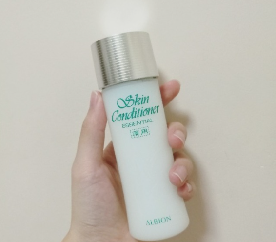 适合油性皮肤的十大爽肤水，油性皮肤适合什么水乳（适合油皮的4款“贵价”化妆水）