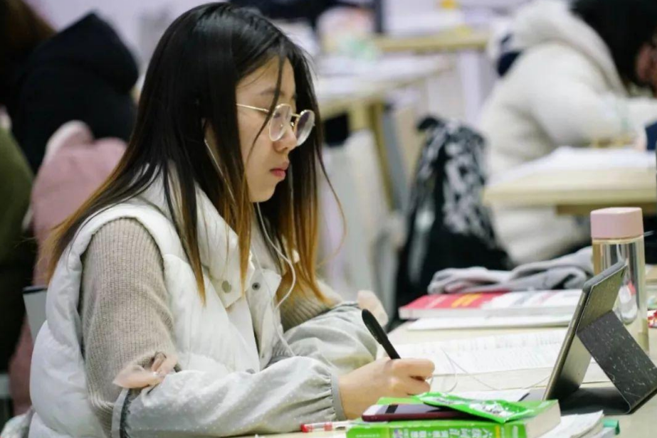 张雪峰哪个学校研究生（张雪峰直言考研多数为二本生）