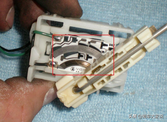 货车油箱油浮子原理，每次启动车辆都会发现油表油量比停车时更少