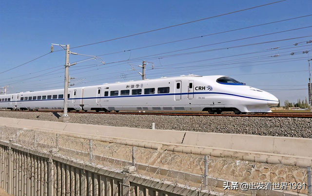 乌鲁木齐到伊犁多少公里，内蒙古包头到新疆伊犁多少公里（沿途草原雪山美翻天际）