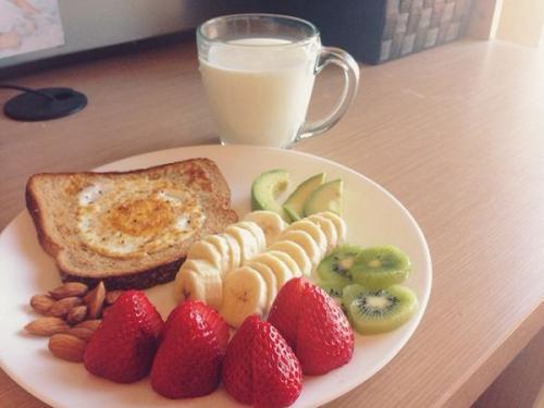 晚上喝酸奶能不能减肥，晚上吃酸奶能减肥吗（营养师：早喝补充蛋白质）