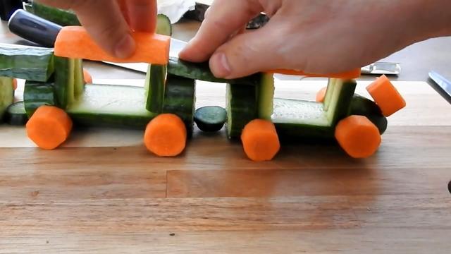 如何雕刻胡萝卜花，胡萝卜花怎么雕刻（用黄瓜和胡萝卜雕刻小火车的方法）
