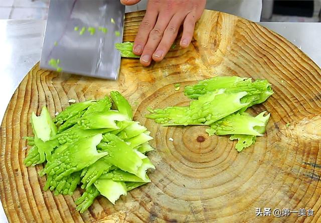 苦瓜去苦味小妙招，苦瓜不苦的窍门（减少苦瓜苦味其实很简单）