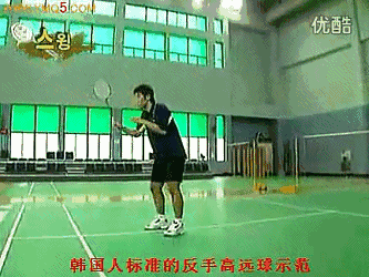 羽毛球反手怎么打，羽毛球反手怎么打高远球（按照细节注意点去练习反手击球）