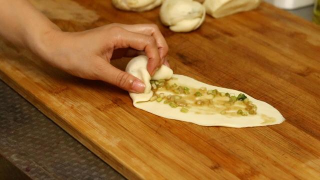 怎样做美味的烫面葱油饼，开水烫面葱油饼的做法（又香又软还出层）