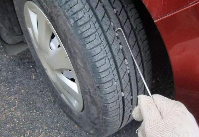 车辆爆胎的原因有哪些，汽车爆胎的主要原因（正常行驶时，汽车为什么会爆胎）