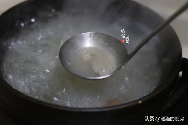 藕汤的作用与功效，排骨莲藕汤的功效作用（老人孩子多喝顺气健脾真好）