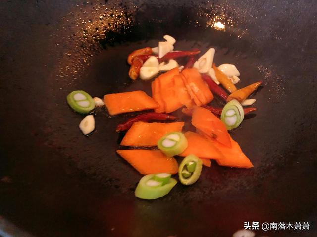 花菜素炒怎么做好吃，干锅花菜怎么做好吃又简单视频（家常小菜：素炒菜花的做法）