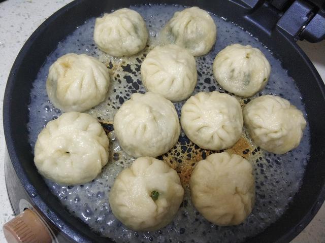 煎包怎么煎，煎包怎么煎才酥脆好吃（教你水煎包的正宗做法）