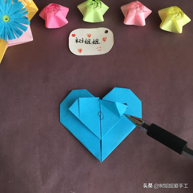 手工折爱心折法，手工折爱心教程（实用折纸：双爱心书签）