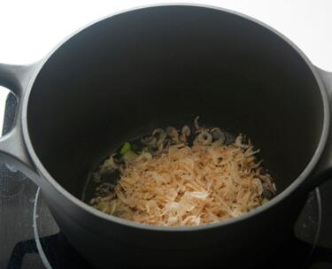 图片[2]-【虾皮紫菜汤】做法步骤图 汤浓味美又营养 比钙片好太多了！-起舞食谱网