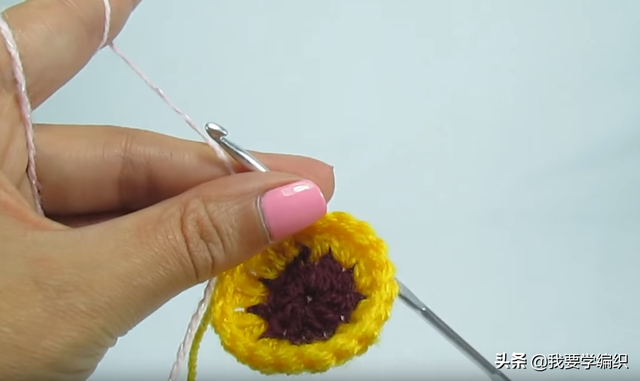 一款可爱的毛线袜子编织方法，毛线袜子怎么编织的（一款漂亮的彩虹袜教程）