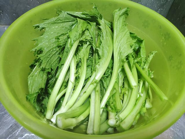 怎样做炝菜好吃又简单，绿油油的新鲜得很。教你快速简单制作
