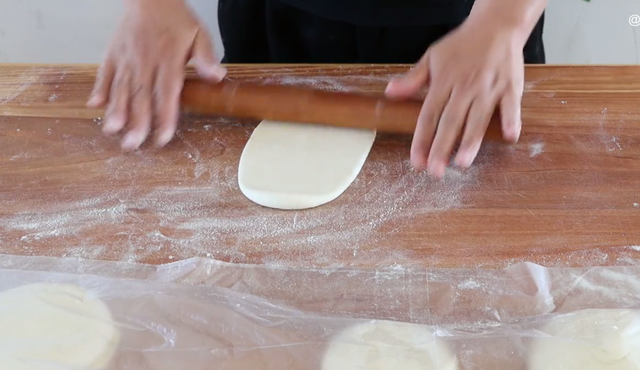 烙春饼怎么和面，馅饼面怎么和面（学会这个和面配方：做出家常饼）