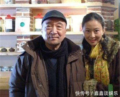 72岁的李保田领着妻子一起接受采访，这就是执子之手与子偕老了吧