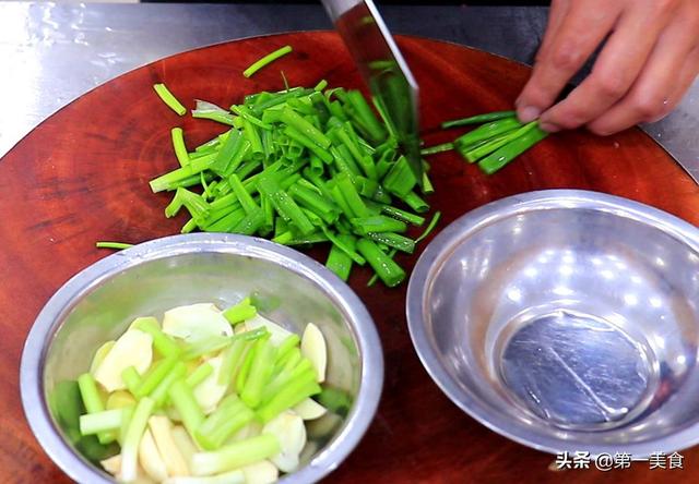 海鲜鸡煲的做法，虾蟹焖鸡煲家常做法（虾的鲜味融合鸡肉的香味）