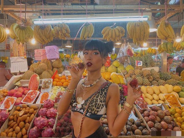 男生能穿女式泳衣开叉吗，跟男朋友泡温泉穿什么衣服好（穿泳装秀尤物身材）