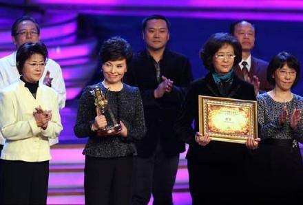 罗京追悼会全部过程，在罗京葬礼上哭到昏厥的妻子