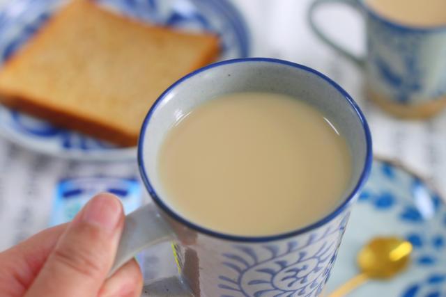 自己做奶茶怎么做，自制奶茶的做法（天天喝也不会胖）