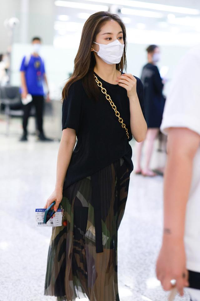 黑色百褶裙配什么上衣好看，黑色百褶裙配什么上衣（穿黑色T恤搭百褶裙）